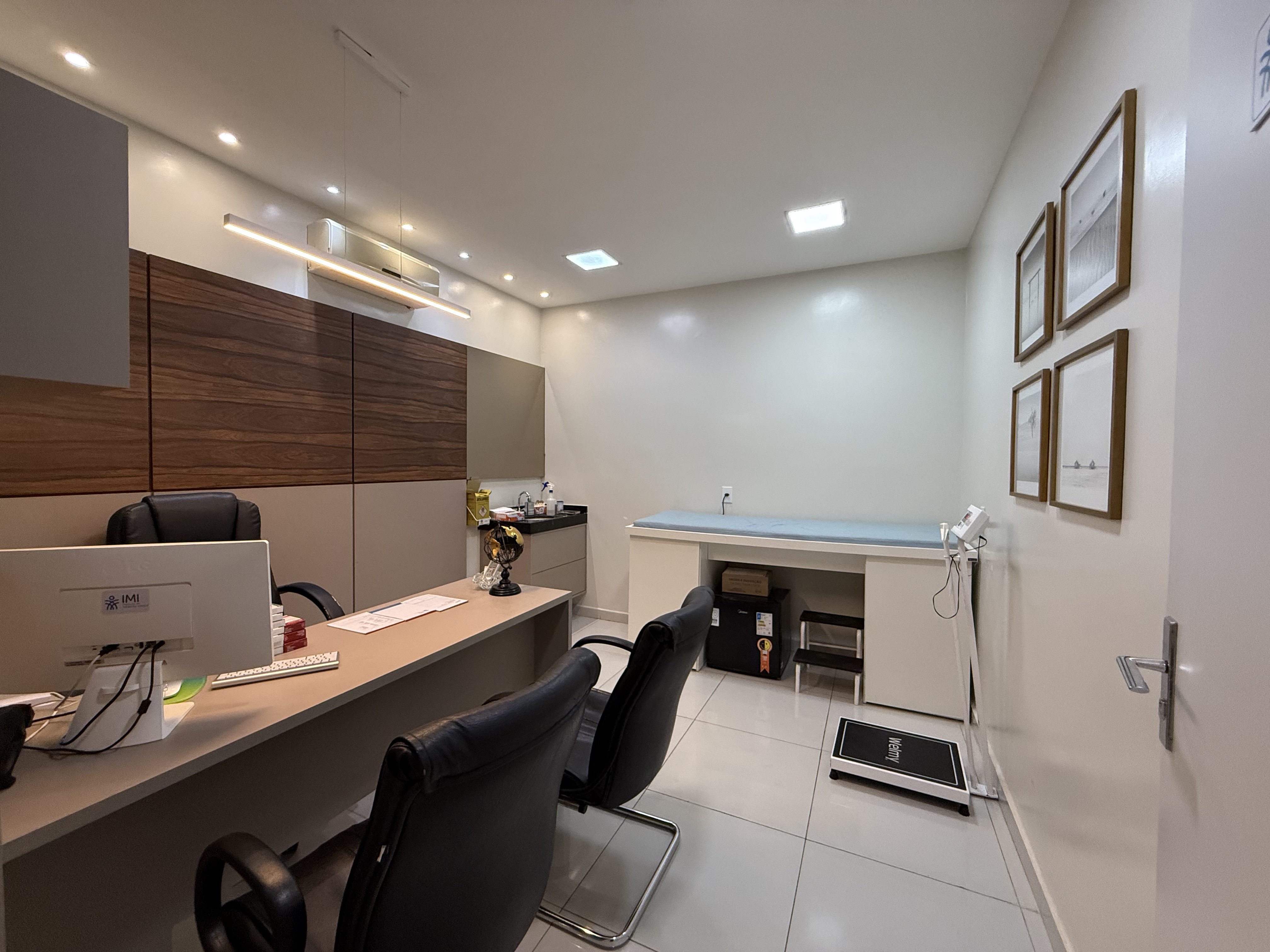 Recepção moderna da clínica com balcão em mármore e área de espera